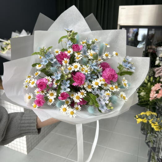 Bukiet błękitno-rożowy z dodatkiem rumianku