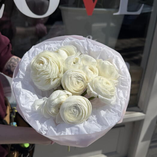 букет из 10 белых ранункулюсов