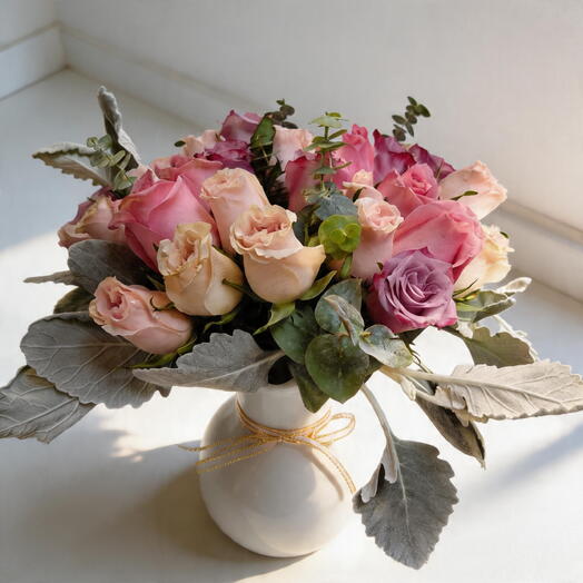 Florero con Rosas en Tonos Pastel y Follaje – Arreglo Elegante y Delicado