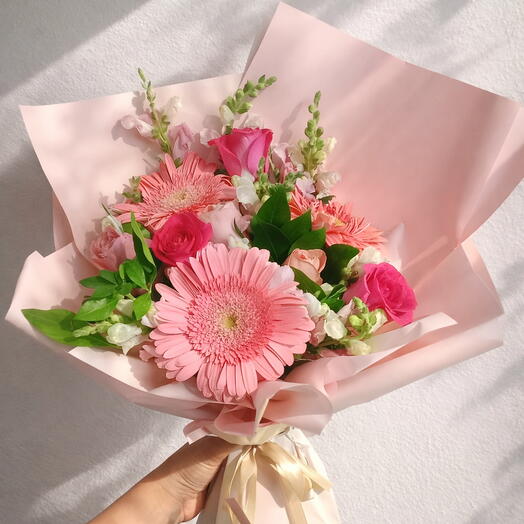 Ramo Dulce Encanto – Gerberas Rosadas y Rosas Fucsia Elegantes