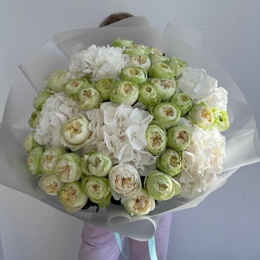 Garden roses Whith hydrangeas