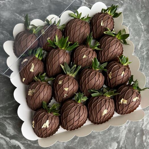 Strawberries in dark chocolate assorted