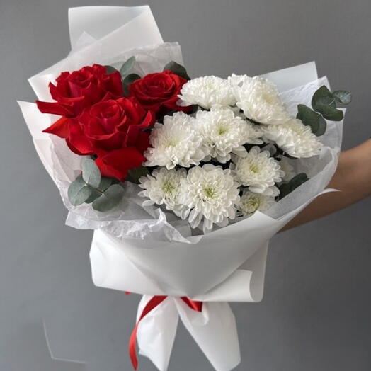 Авторский дуо букет из роз и кустовой хризантемы