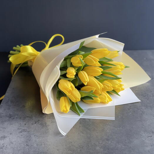 19 yellow tulips 💛