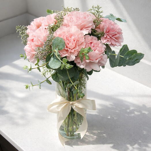 Florero de Claveles Rosados con Eucalipto – Arreglo Floral Elegante y Delicado