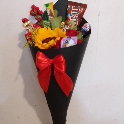 Cono de rosas y dulces