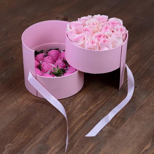 Pink Roses   Strawberries Round Box