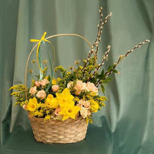 Zlute růze se solidagem v kosicku