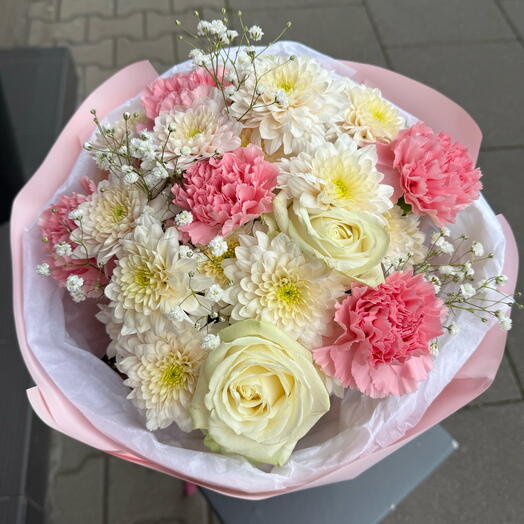 Bouquet of the day with roses, gypsophila and carnations