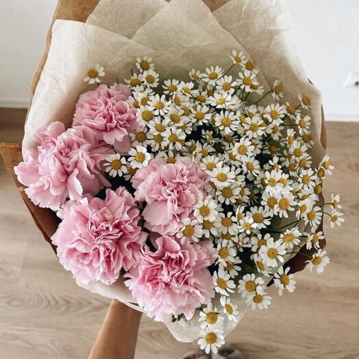 Милый авторский дуо букет ромашки с диантусами