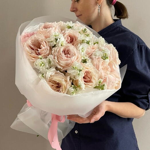 Букет из пионовидной розы Tsumugi и маттиолы