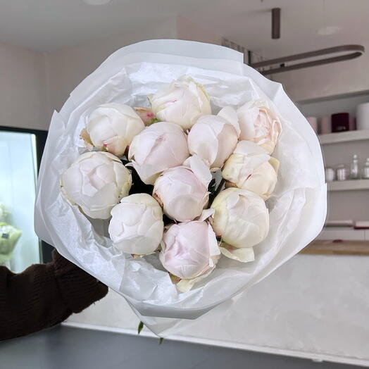 Bouquet of 11 white peonies