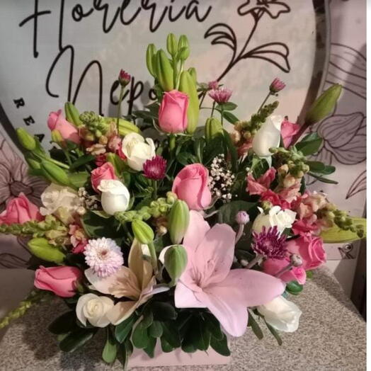 Caja con lirios y rosaa