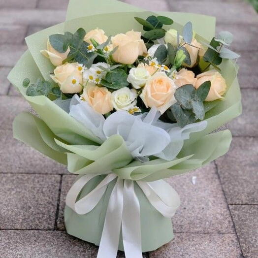 Author s bouquet of roses and lisianthus
