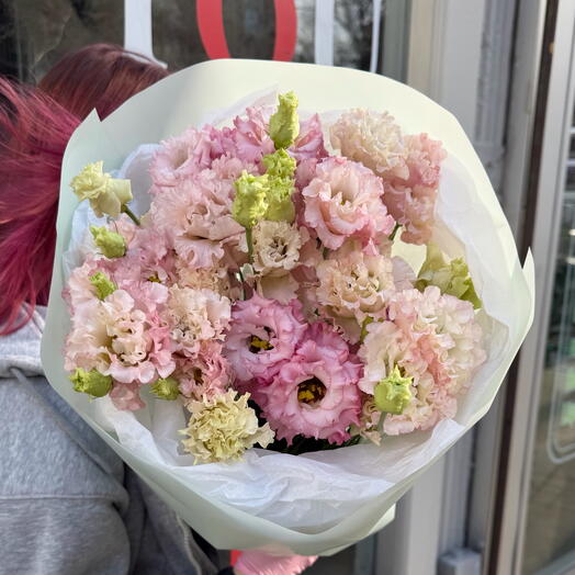 Моно-букет из розовых лизиантусов