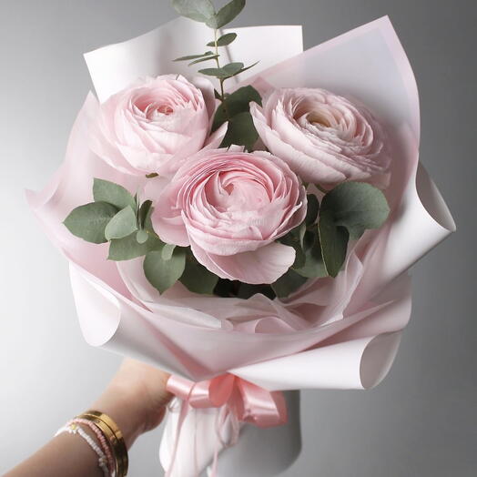 3 ранункулюса с эвкалиптом