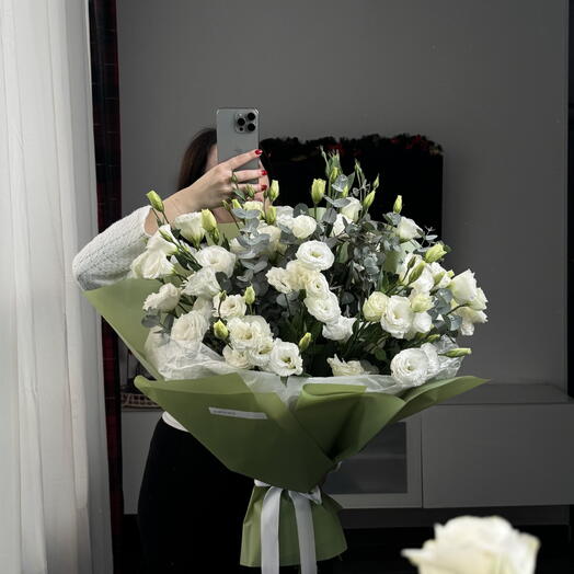 Mono White lisianthus