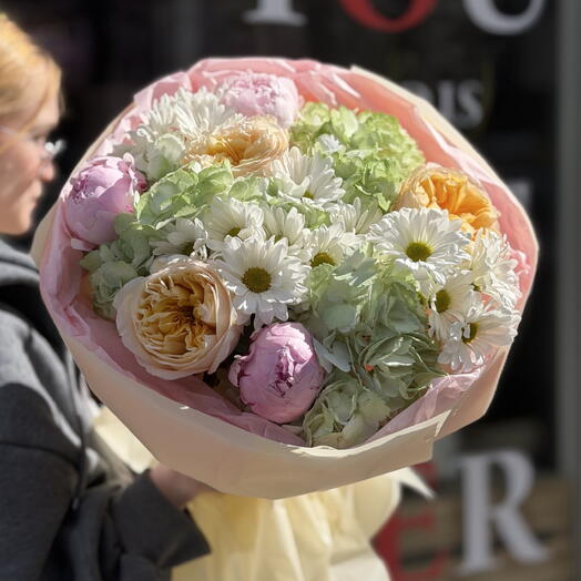 Небольшой букет «Тайный сад» (пионы, гортензии, ромашки, садовые розы сорта «Кремовое выражение»).