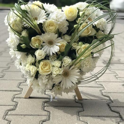 Вінок у формі серця у світлих кольорах