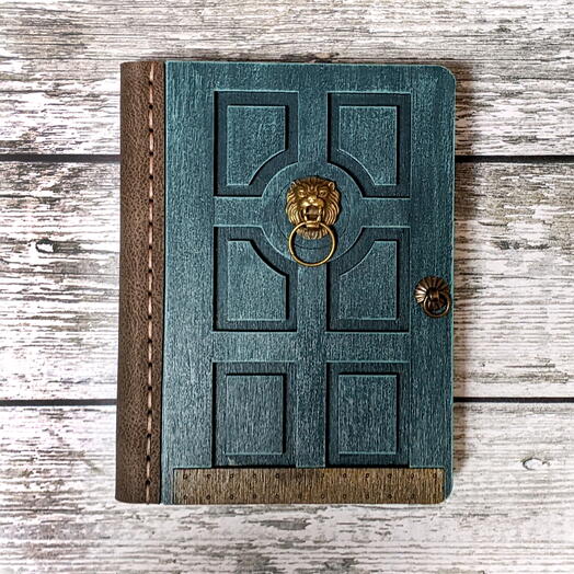 Notepad-door with a lion