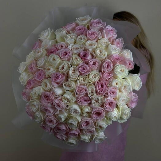 Букет  из 101 пионовидной розы в нашей стильной фирменной упаковке