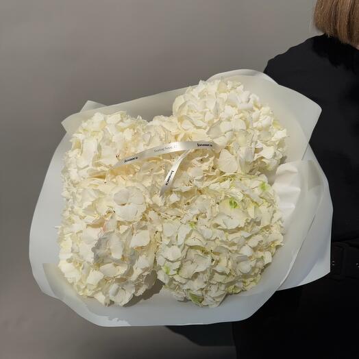 Bouquet with white hydrangeas XL