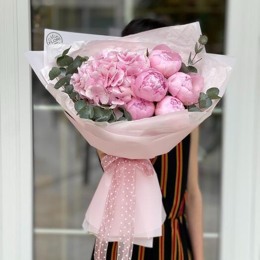 Букет из пионов с гортензией - «Французский поцелуй»