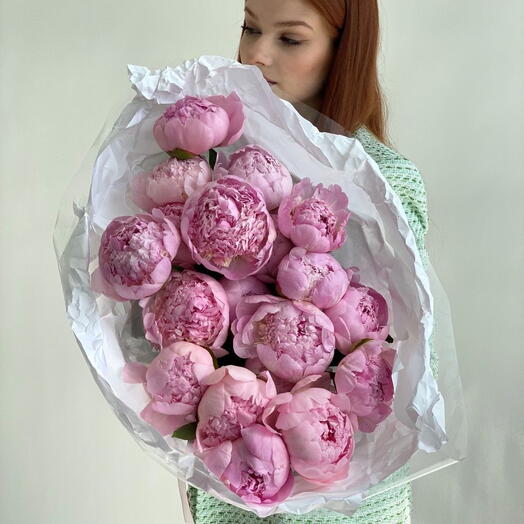 Монобукет из пионов в оформлении «Ballerinas»