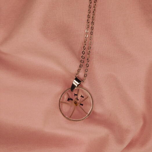 Pendant with natural flowers