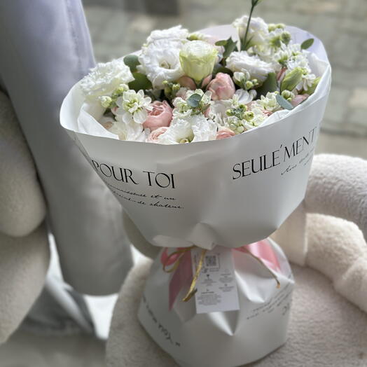 White mathiola, eustoma and pink bush roses