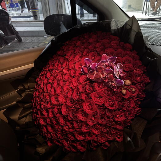 201 red roses with orhidea