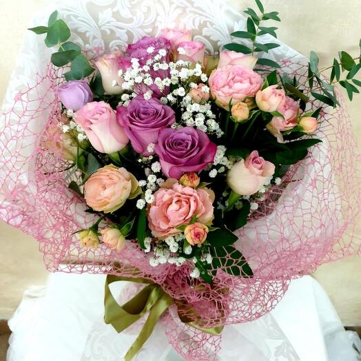 Bouquet con 10 rose di varie tonalità