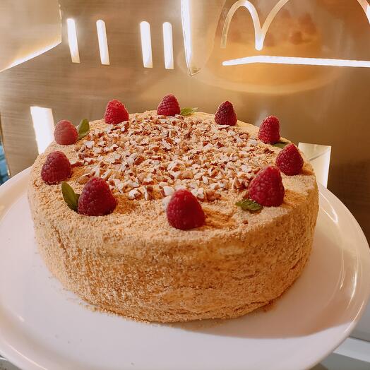 PASTEL DE MIEL MEDOVIK 1 KG CON FRAMBUESA Y NUEZ