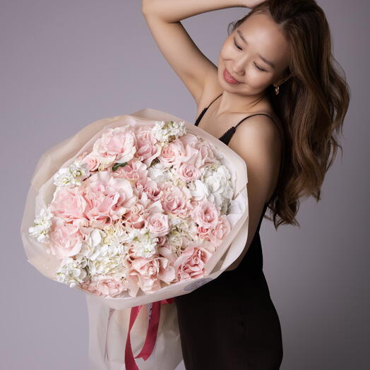 Букет "Нежные чувства" размер L (французские розовые розы, гортензии, розовые кустовые розы, маттиолы)