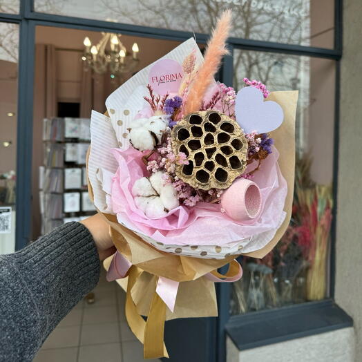 Kompozycja z suszonych kwiatow