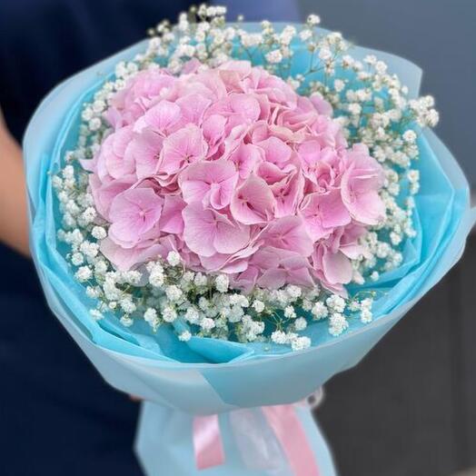 Букет цветов с розовой гортензией и гипсофилой