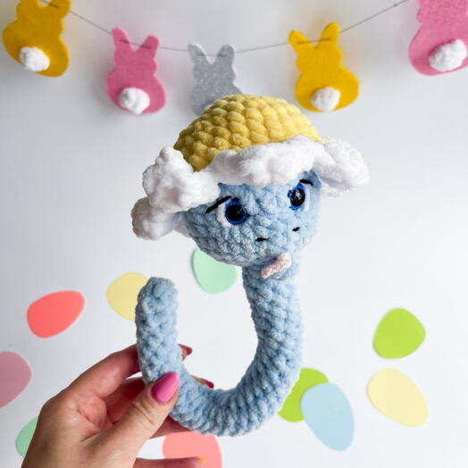 Змейка в летней шапочке на проволоке