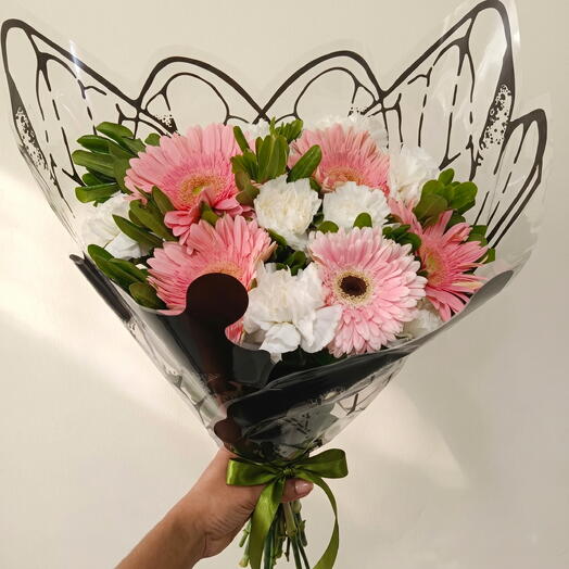 Ramo de Gerberas rosas con claveles blancos