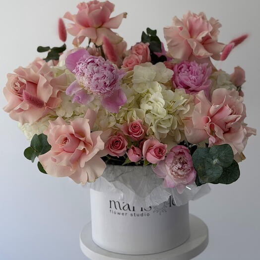Tender Whisper Box - Peonías, Rosas Francesas, Rosas Spray, Hortensia, Eucalipto