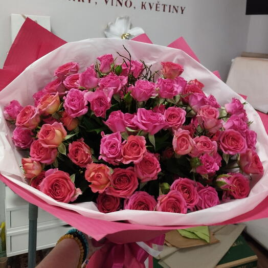 Voluminous mono-bouquet of 15 bush roses