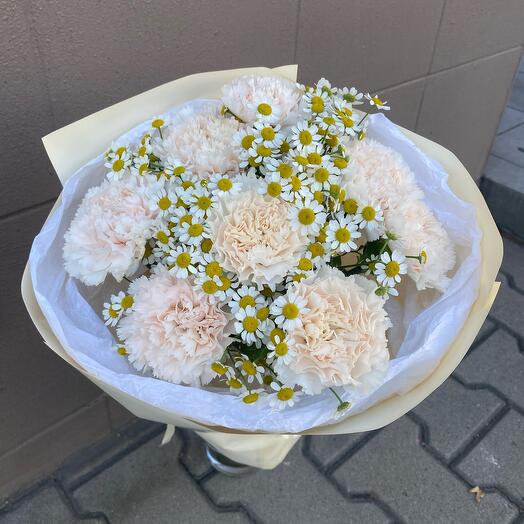 Blumenstrauß mit Nelken und Rainfarn