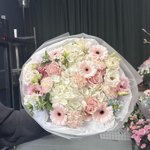 Wiosenny bukiet z białą hortensją