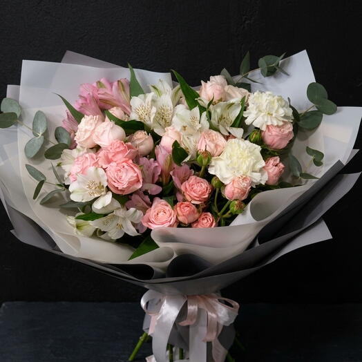 💐 Elegancka pastelowa harmonia: róże w sprayu, goździki alstromerie