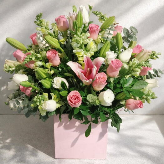 Caja Floral Elegancia Rosa – Lirios y Rosas Premium en Caja