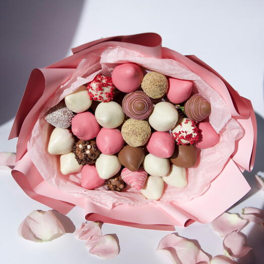 LUXURY CHOCOLATE-COVERED STRAWBERRIES BOUQUET