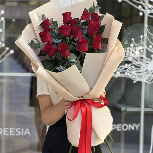 Букет красных роз и эвкалипта - "Элегантность"