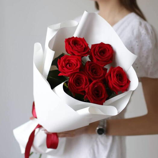 Букет из 7 красных роз в нежном оформлении «Sophie»