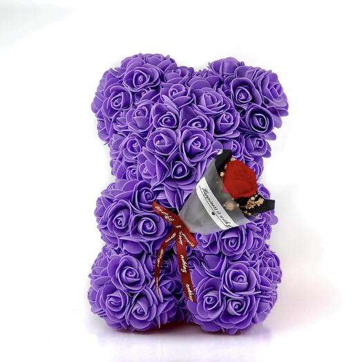 Medvidek z umělych fialovych růzi
