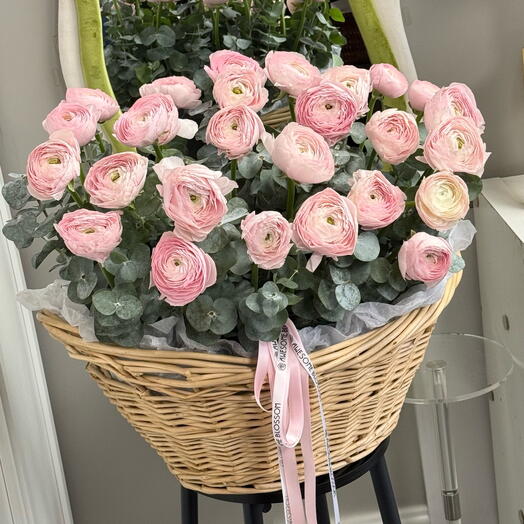 Ранункулюсы в корзине, M