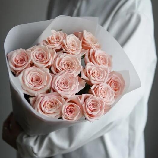 15 роз в дизайнерском оформлении